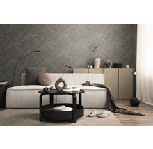 Obývacia izba s pohovkou, stolom a vzorovanou tapetou pre štýlový interiér