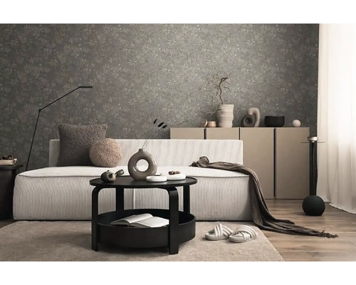 Obývacia izba s pohovkou, stolom a vzorovanou tapetou pre štýlový interiér