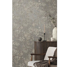 Scéna s tapetou s botanickým vzorom, príborníkom a stoličkou