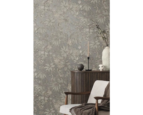 Scéna s tapetou s botanickým vzorom, príborníkom a stoličkou