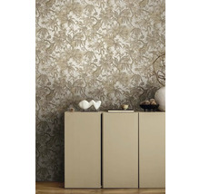 Scéna s tapetou s botanickým vzorom za skriňou.