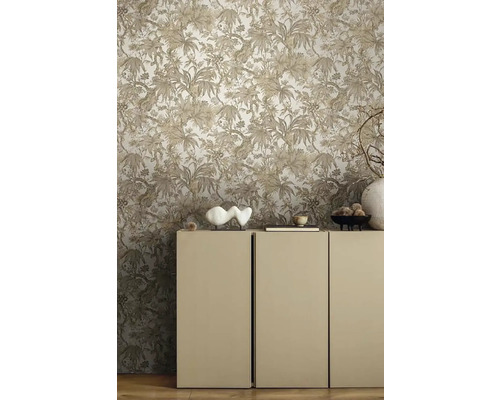 Scéna s tapetou s botanickým vzorom za skriňou.