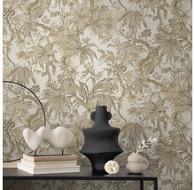 Scéna s kvetinovou tapetou a dekoratívnymi predmetmi na stole