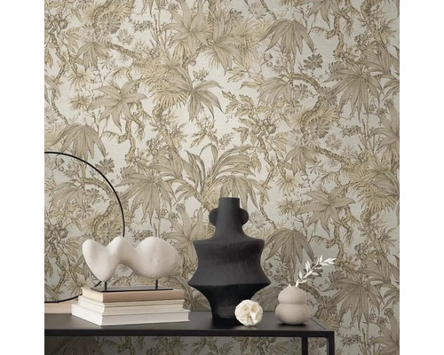 Scéna s kvetinovou tapetou a dekoratívnymi predmetmi na stole