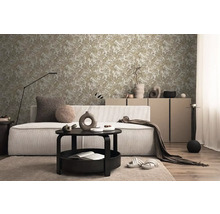 Obývacia izba s pohovkou, konferenčným stolíkom a kvetinovou tapetou