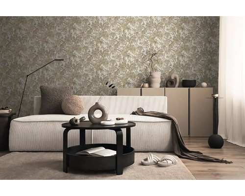 Obývacia izba s pohovkou, konferenčným stolíkom a kvetinovou tapetou