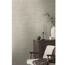 Svetlý dizajn stien s dekoratívnymi prvkami, ako sú sviečky, váza a kreslo