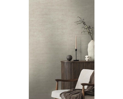 Svetlý dizajn stien s dekoratívnymi prvkami, ako sú sviečky, váza a kreslo