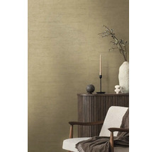 Obývacia izba s tapetou, skrinkou, dekoráciou a kreslom