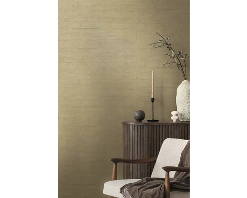 Obývacia izba s tapetou, skrinkou, dekoráciou a kreslom