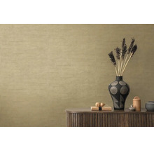 Obývacia izba s textilnou tapetou a dekoratívnou vázou na drevenej skrini