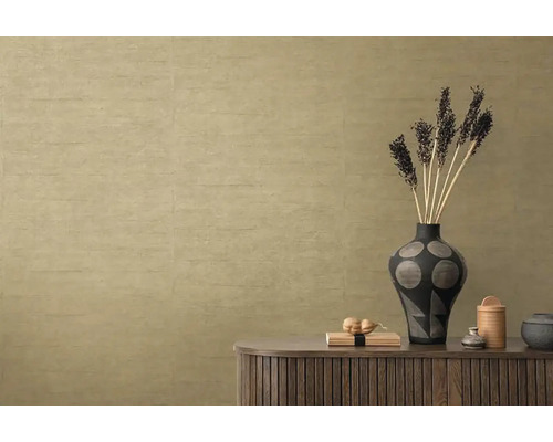 Obývacia izba s textilnou tapetou a dekoratívnou vázou na drevenej skrini