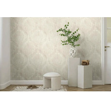 Dekoratívna izba so vzorovanou tapetou, stoličkou, rastlinami a bytovými doplnkami