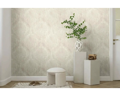 Dekoratívna izba so vzorovanou tapetou, stoličkou, rastlinami a bytovými doplnkami