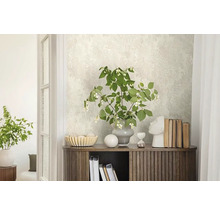 Dekoratívna izba s tapetou so vzorom, drevenou komodou a kvetinovým aranžmánom.