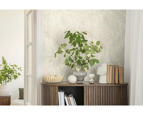 Dekoratívna izba s tapetou so vzorom, drevenou komodou a kvetinovým aranžmánom.