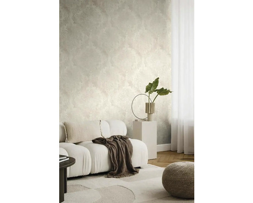 Svetlá obývacia izba so vzorovanou tapetou, pohovkou, kobercom a dekoráciou