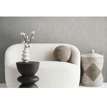 Scéna s kreslom, odkladacím stolom s vázou a košom