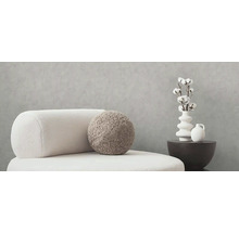 Dekoratívne obytné prostredie so sedacím nábytkom, vankúšmi a vázami na malom stole