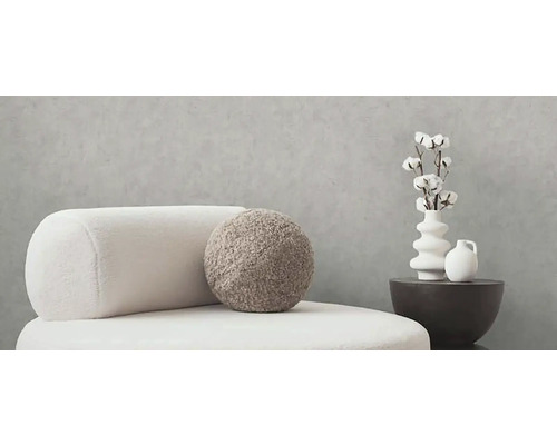 Dekoratívne obytné prostredie so sedacím nábytkom, vankúšmi a vázami na malom stole