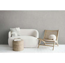 Obývacia izba s pohovkou, kreslom a príručným stolíkom