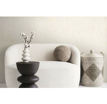 Obývacia izba s pohovkou, odkladacím stolíkom, vankúšom a úložným košom