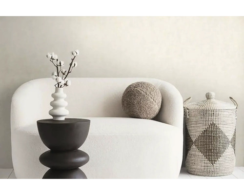 Obývacia izba s pohovkou, odkladacím stolíkom, vankúšom a úložným košom