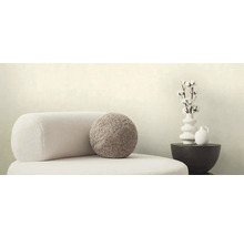 Dekoratívna scéna s kreslom, okrúhlym vankúšom, vázou s bavlnenými vetvami a stolom