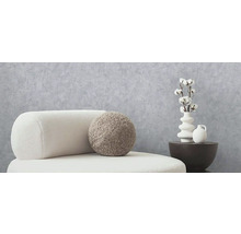 Dekoratívna atmosféra bývania s kreslom, vankúšom, vázami a bavlnenými konármi