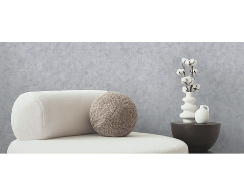 Dekoratívna atmosféra bývania s kreslom, vankúšom, vázami a bavlnenými konármi