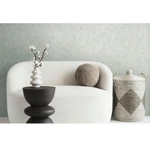 Svetlý interiér s kreslom, odkladacím stolíkom, dekoráciou a košom