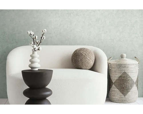 Svetlý interiér s kreslom, odkladacím stolíkom, dekoráciou a košom