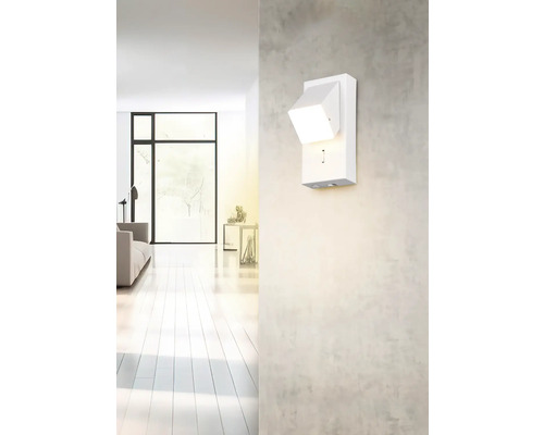 Moderné kovové nástenné svietidlo v obývacej izbe.