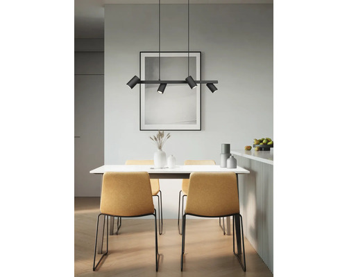 Jedáleň s jedálenským stolom, stoličkami a čiernym závesným svietidlom s viacerými reflektormi