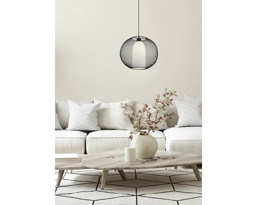 Obývacia izba s pohovkou, stolom a okrúhlym závesným svietidlom