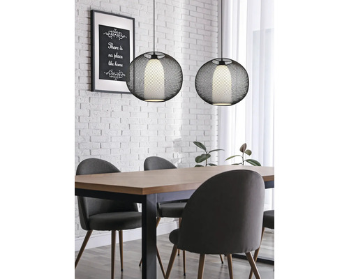 Jedálenský stôl so stoličkami a dve okrúhle závesné svietidlá v miestnosti