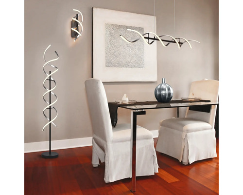 Jedáleň so špirálovým stropným svietidlom, nástenným svietidlom a stojacou lampou