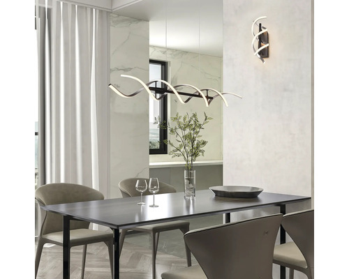 Jedáleň s jedálenským stolom, stoličkami, závesným svietidlom a nástenným svietidlom