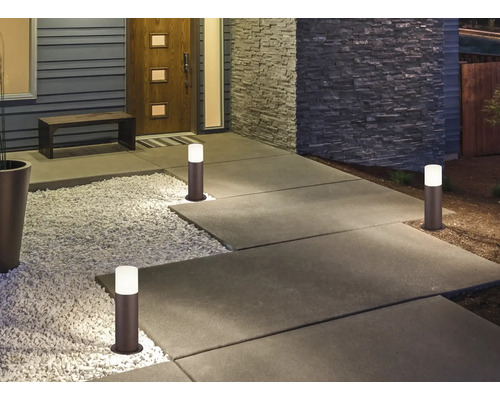 Osvetlený chodník s vonkajšími svetlami pred domom