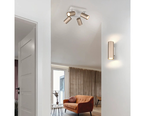 Obývacia izba so stropným svietidlom so štyrmi bodovými svetlami a nástenným svietidlom