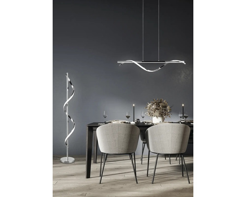 Jedáleň s jedálenským stolom, stoličkami, závesným svietidlom a stojacou lampou