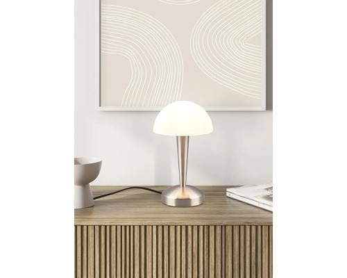 Stolná lampa s tienidlom na nočnom stolíku