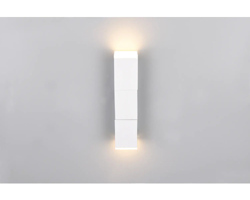 Biele nástenné svietidlo z troch kociek so svetelným efektom hore a dole