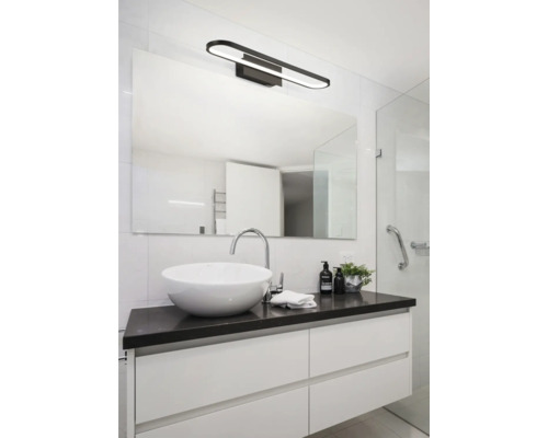 Moderná kúpeľňa s umývadlom, zrkadlom a osvetlením