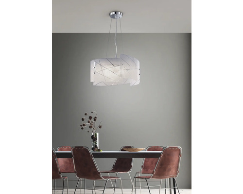 Závesná lampa v jedálni s jedálenským stolom a stoličkami