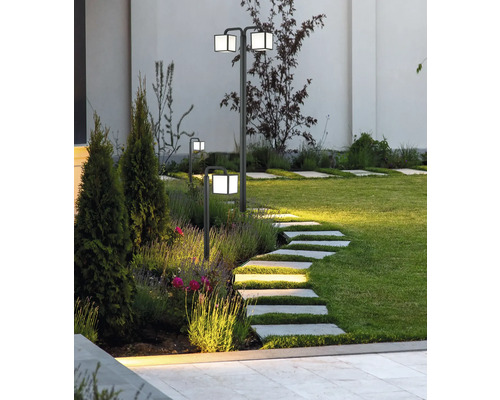 Osvetlená záhrada s cestou a záhradnými svetlami