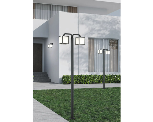 Dve štvorcové vonkajšie lampy osvetľujú záhradný chodník.