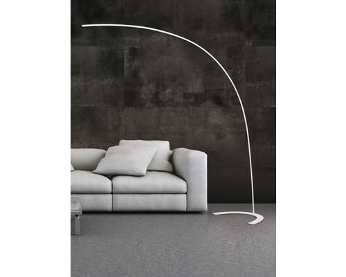 Oblúková lampa vedľa pohovky v obývacej izbe