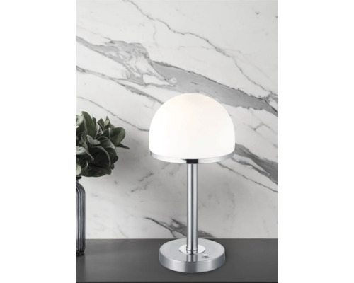 Stolná lampa s okrúhlym tienidlom a kovovou základňou