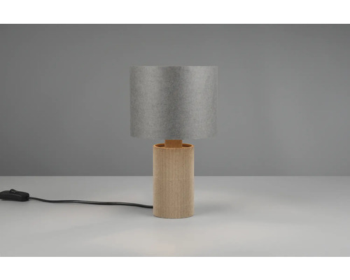 Stolná lampa s tienidlom a drevenou základňou